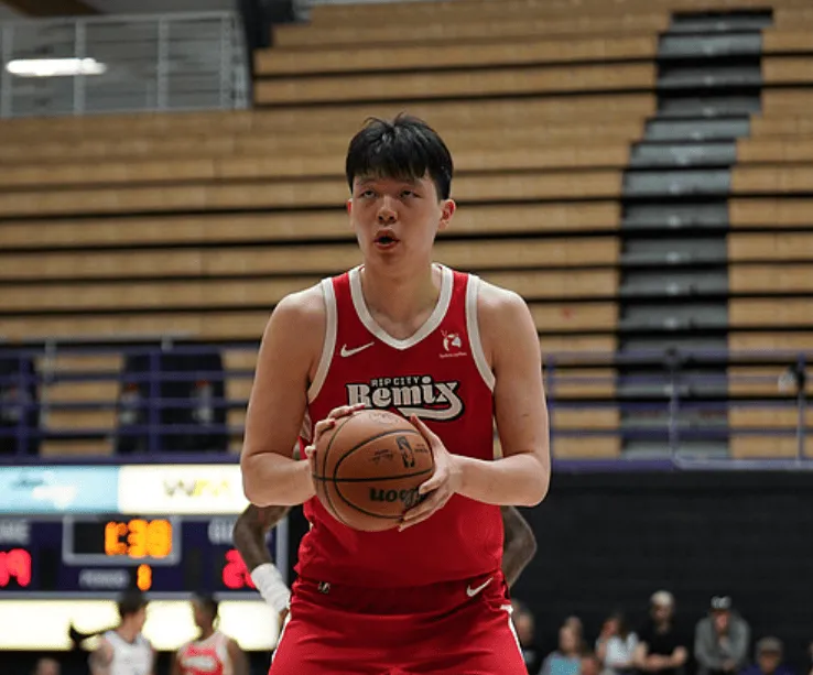 开云娱乐-杨瀚森G联赛半场15分钟，投篮8中8得到17分3篮板2助攻1抢断